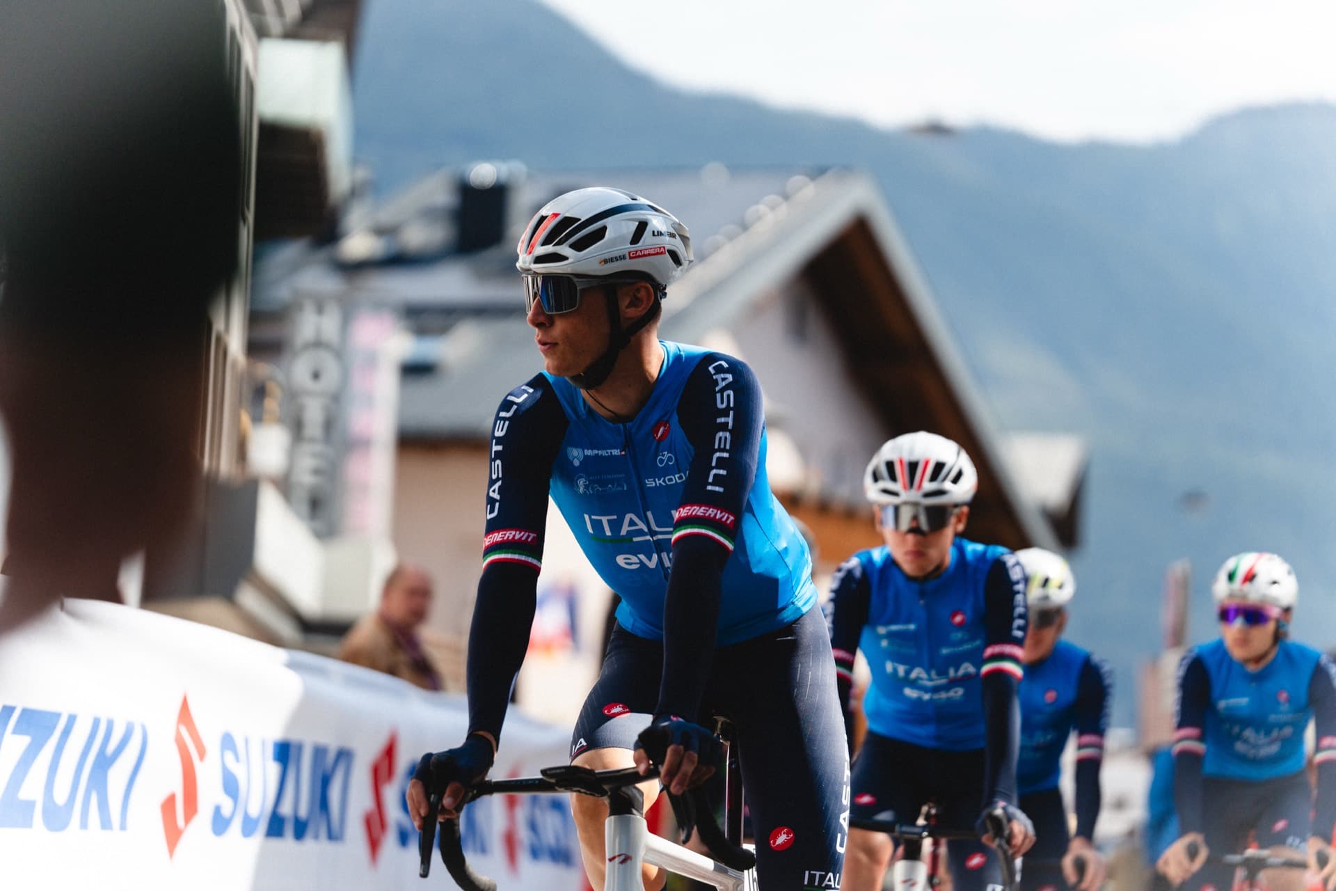 Atleti della Nazionale italiana di ciclismo in maglia azzurra alla partenza di una tappa